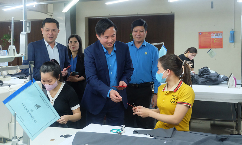 Đại diện lãnh đạo Liên đoàn Lao động tỉnh thăm, tặng quà động viên đoàn viên, người lao động ra quân sản xuất đầu năm mới 2024.