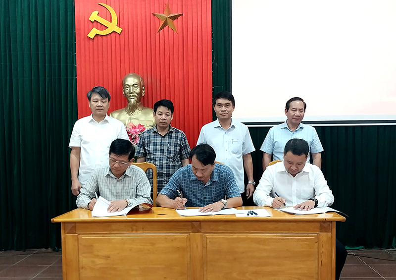 Các đồng chí cán bộ mới được bầu, bộ nhiệm, điều động, luân chuyển tiến hành ký cam kết.