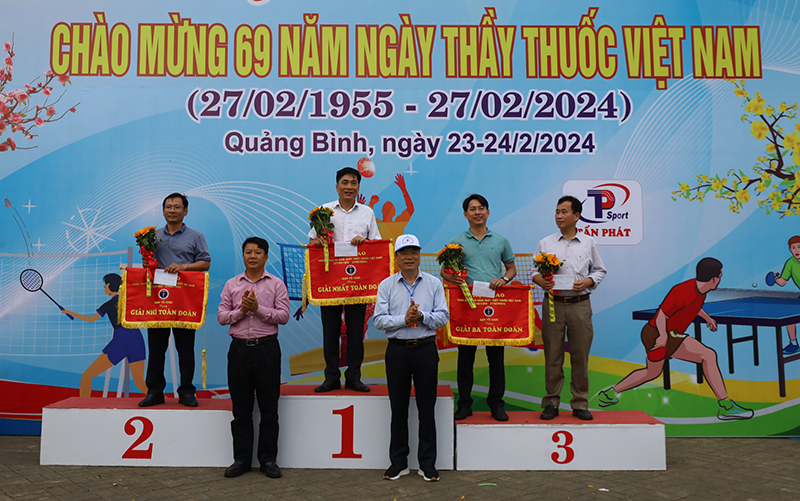 Ban tổ chức trao giải toàn đoàn cho các đơn vị xuất sắc.