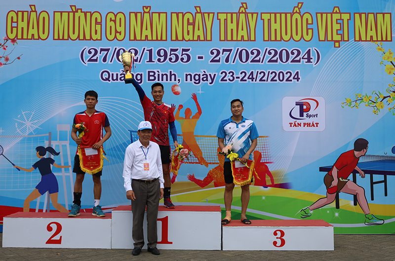 Trao giải bóng chuyền nam.