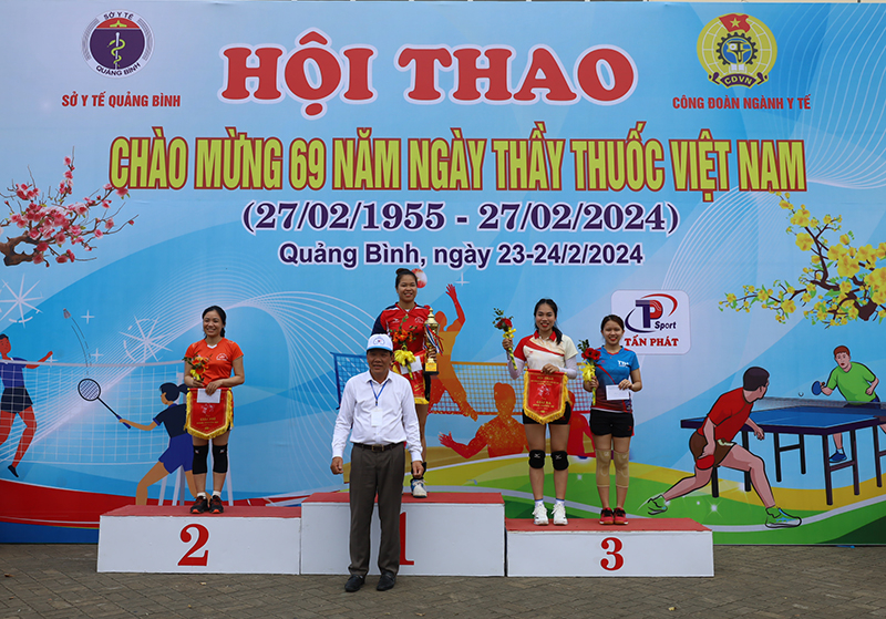 Trao giải bóng chuyền nữ cho các đội xuất sắc.