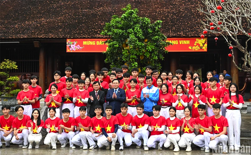 Chủ tịch Quốc hội Vương Đình Huệ cùng các đại biểu với các bạn đoàn viên, thanh niên tại Khu di tích Quốc gia đặc biệt Kim Liên. (Ảnh: Duy Linh)