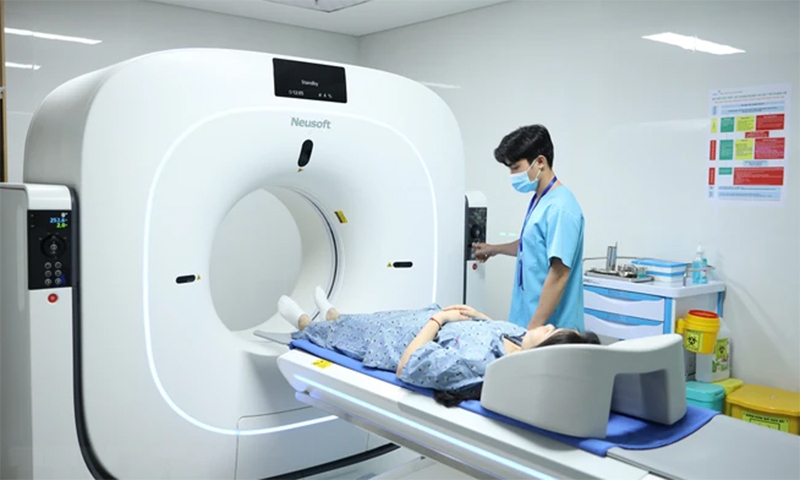 Nhân viên y tế làm công tác chiếu chụp cho bệnh nhân. (Ảnh: Văn Dũng/TTXVN)