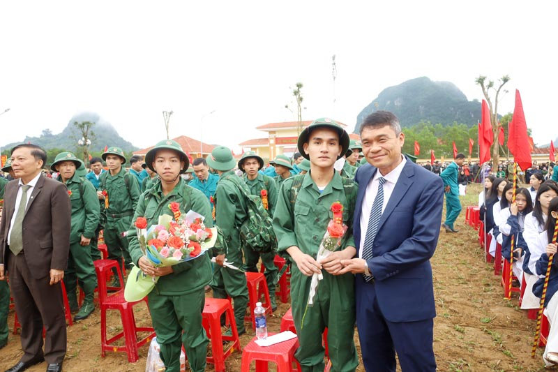 Các đồng chí lãnh đạo huyện Minh Hóa tặng hoa cho các tân binh.