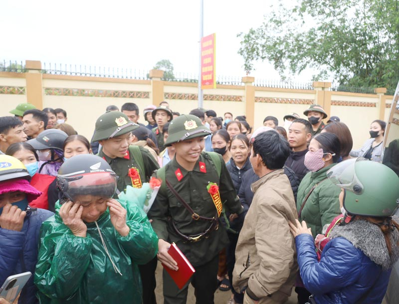 Tiễn tân binh lên đường nhập ngũ.