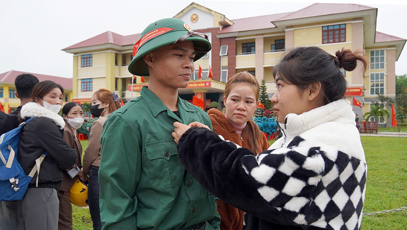  Tân binh Cao Văn Giang, bản Kè, xã Lâm Hóa chia tay người vợ trẻ