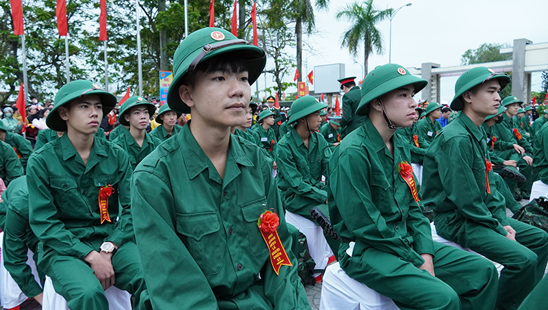 Đảng viên trẻ - tân binh Ngô Đăng Thiện và đồng đội