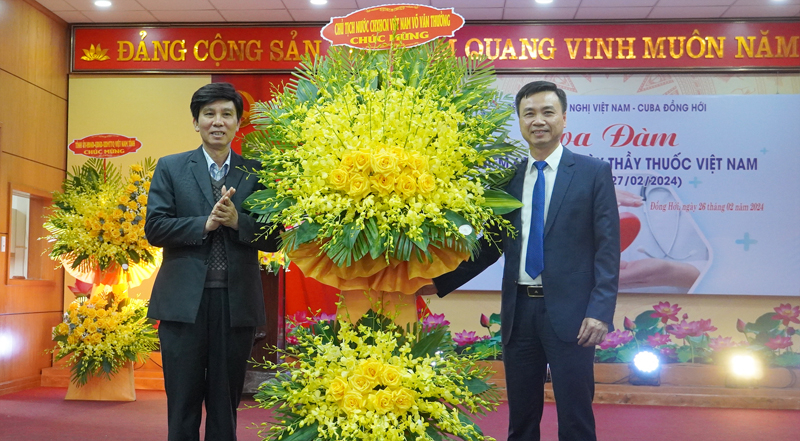 Thừa ủy quyền của Chủ tịch nước, lãnh đạo Đảng ủy Khối Các cơ quan tỉnh đã trao lẵng hoa chúc mừng tập thể thầy thuốc Bệnh viện Hữu nghị Việt Nam-Cuba Đồng Hới.