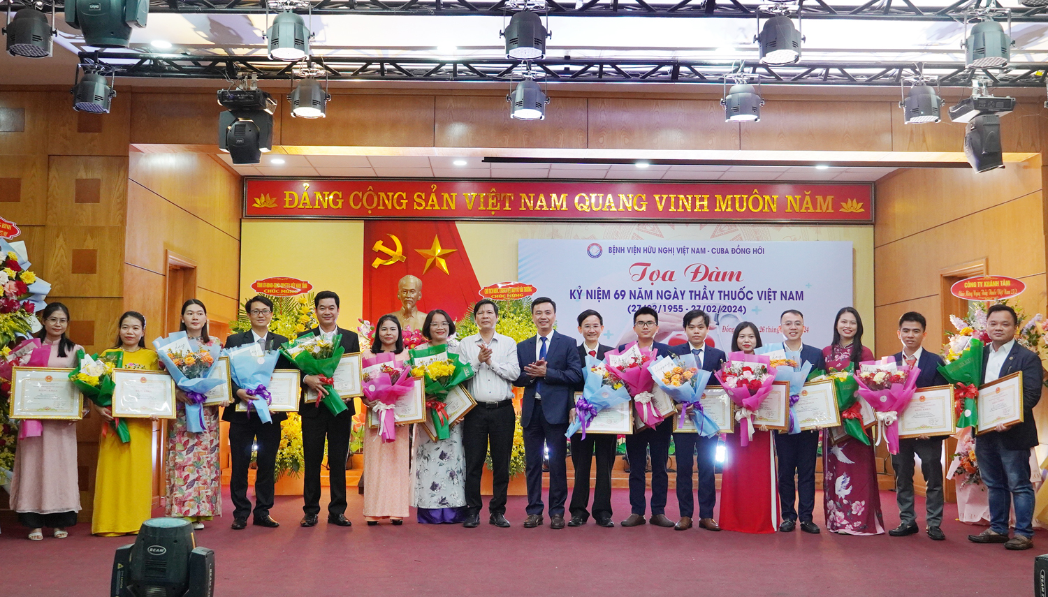 Các cá nhân xuất sắc của Bệnh viện Hữu nghị Việt Nam-Cuba Đồng Hới nhận bằng khen của UBND tỉnh.