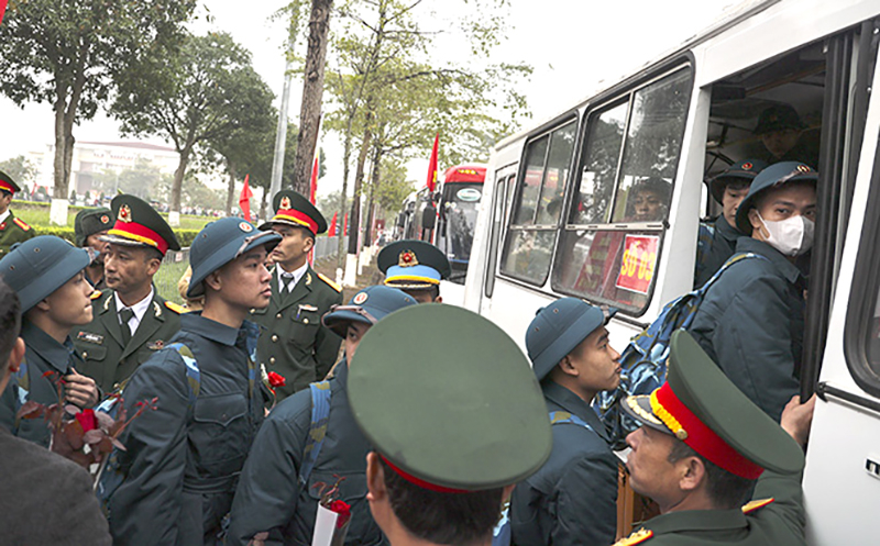 Công dân lên đường thực hiện nghĩa vụ quân sự năm 2024. Ảnh: Lê Phú/Báo Tin tức.