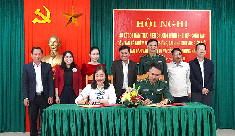 Đại diện lãnh đạo Ban Dân vận Thành ủy Đồng Hới và Đồn Biên phòng Nhật Lệ ký cam kết triển khai chương trình phối hợp công tác năm 2024.