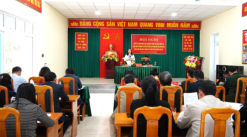Đại diện lãnh đạo Ban Dân vận Thành ủy Đồng Hới và Đồn Biên phòng Nhật Lệ điều hành hội nghị.