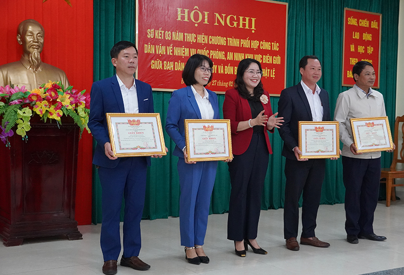 Đại diện lãnh đạo TP. Đồng Hới trao giấy khen cho 4 tập thể có thành tích xuất sắc trong 3 năm thực hiện chương trình phối hợp công tác.