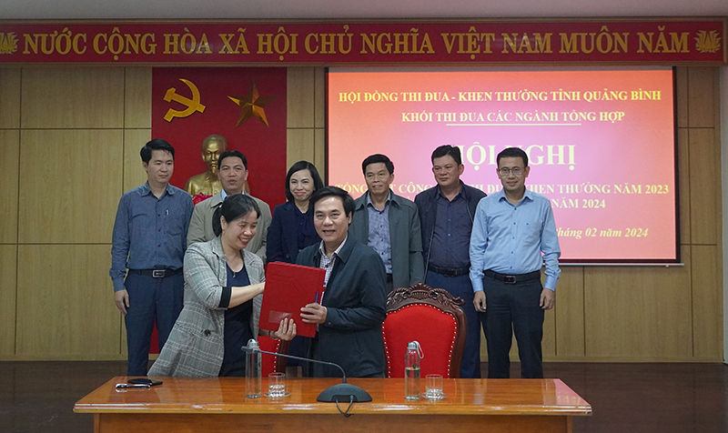 Các đơn vị ký kết giao ước thi đua năm 2024.