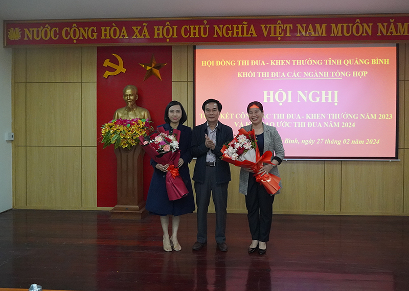Bàn giao đơn vị Trưởng khối cho Sở Nội và Phó khối cho Văn phòng UBND tỉnh.