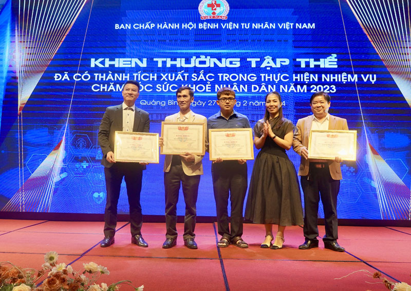 Trao bằng khen của Hiệp hội Bệnh viện tư nhân Việt Nam cho các tập thể đã có thành tích xuất sắc trong thực hiện nhiệm vụ chăm sóc sức khoẻ nhân dân năm 2023.