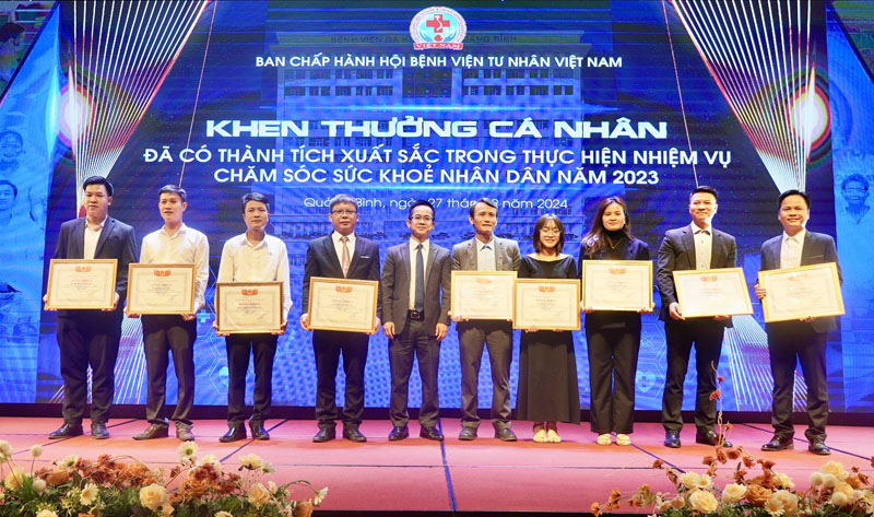 Trao bằng khen của Hiệp hội Bệnh viện tư nhân Việt Nam cho các cá nhân đã có thành tích xuất sắc trong thực hiện nhiệm vụ chăm sóc sức khoẻ nhân dân năm 2023.