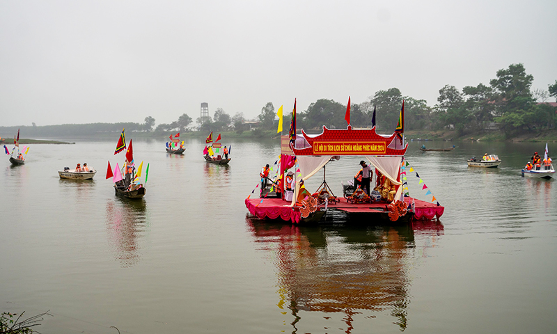 Rước nước thiêng ở vực An Sinh.