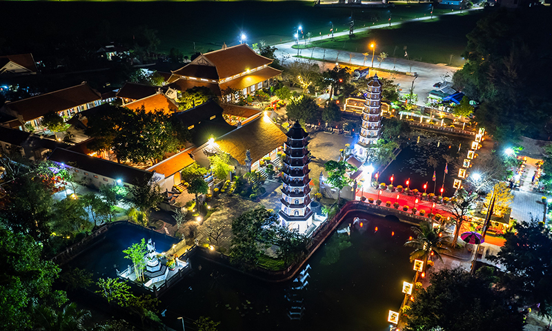 Quang cảnh chùa Hoằng Phúc về đêm.