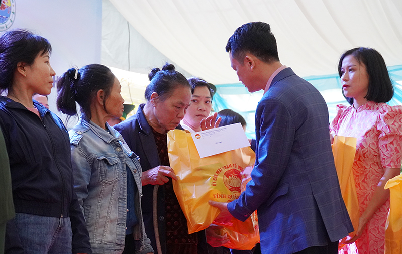 Trao tặng quà cho người dân có hoàn cảnh khó khăn.