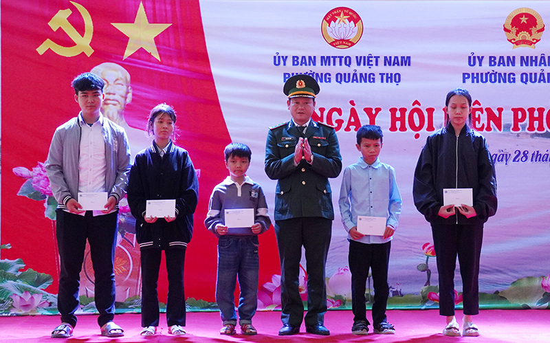 Trao học bổng cho học sinh trong chương trình  