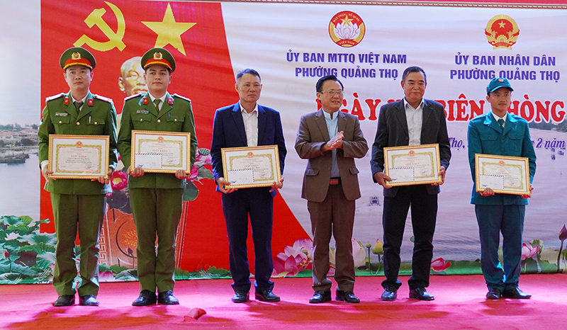 Phường Quảng Thọ tặng giấy khen cho các tập thể, cá nhân.