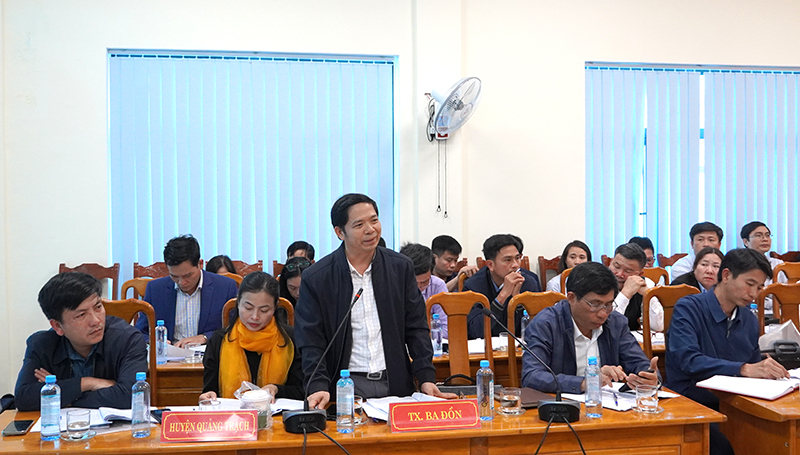 Đại biểu đại diện đơn vị TX. Ba Đồn tham gia thảo luận về giải pháp đẩy mạnh ứng dụng các tiến bộ về KH-CN trong đời sống xã hội.