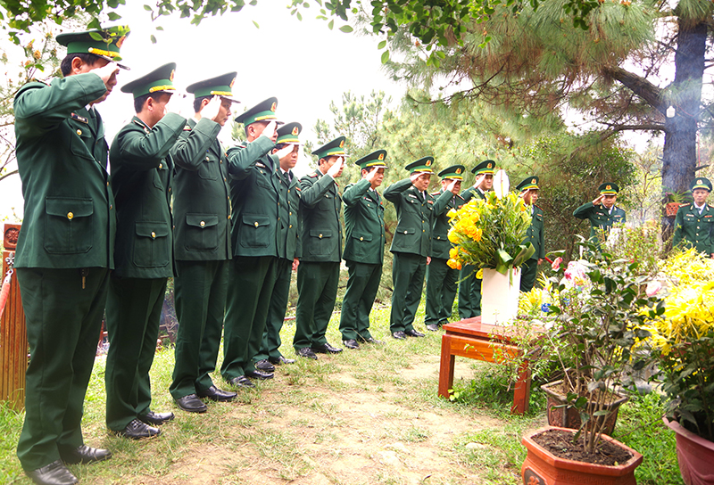 Dâng hoa, dâng hương tại khu mộ Đại tướng Võ Nguyên Giáp.