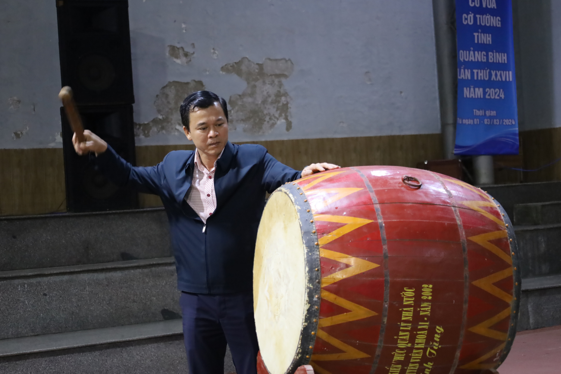 Đại diện Ban tổ chức đánh trống khai mạc giải đấu. 