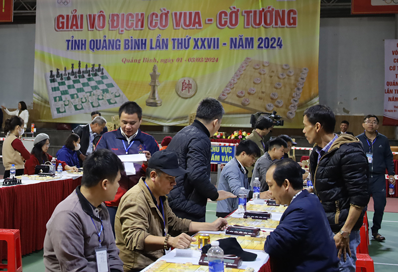 VĐV tham gia tranh tài nội dung cờ tướng nam.