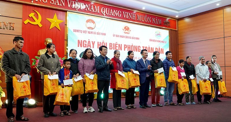 Đại diện lãnh đạo Ủy ban MTTQVN tỉnh và TP. Đồng Hới tặng quà các gia đình gặp khó khăn.