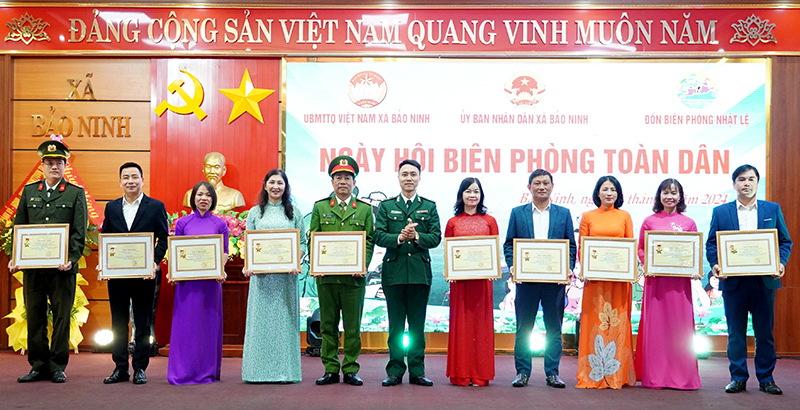 Đại diện lãnh đạo Đồn Biên phòng Nhật Lệ trao Kỷ niệm chương “Vì chủ quyền an ninh biên giới” tặng các cá nhân.