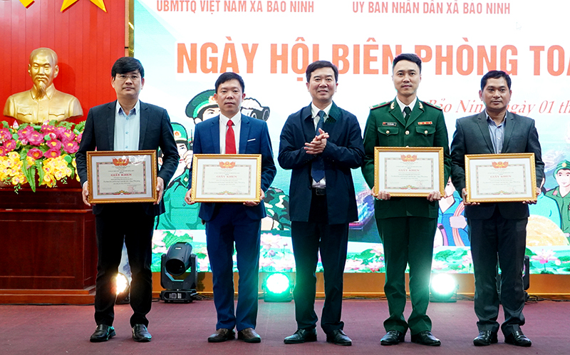 Đại diện lãnh đạo thành phố tặng thưởng các tập thể có thành tích xuất sắc trong thực hiện phong trào toàn dân tham gia bảo vệ chủ quyền lãnh thổ, an ninh biên giới quốc gia.