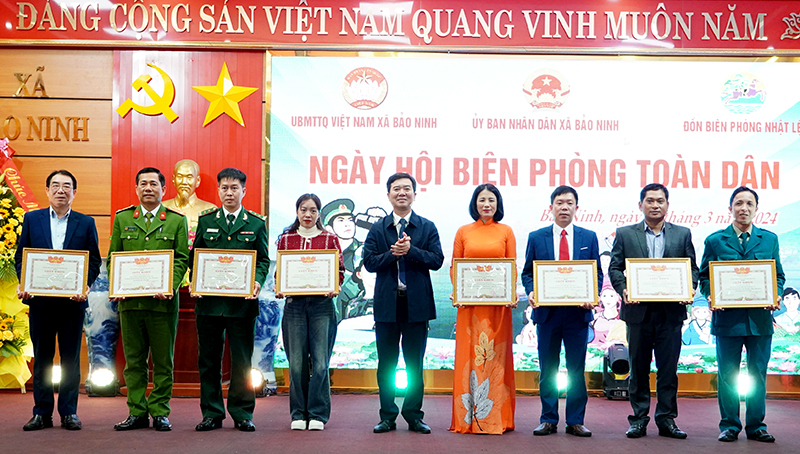 Đại diện lãnh đạo thành phố tặng thưởng các cá nhân có thành tích xuất sắc trong thực hiện phong trào toàn dân tham gia bảo vệ chủ quyền lãnh thổ, an ninh biên giới quốc gia. 