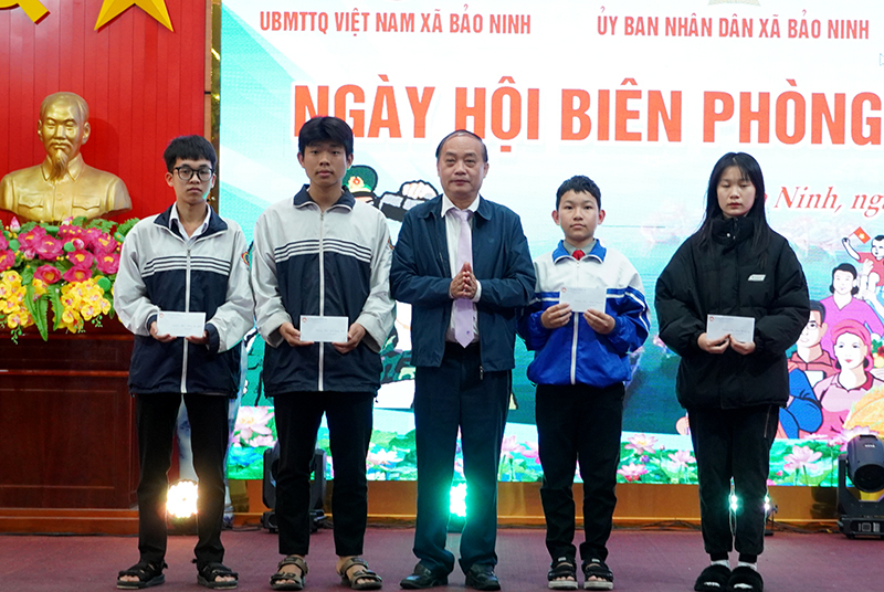 Đại diện lãnh đạo Ủy ban MTTQVN TP. Đồng Hới trao học bổng  "Nâng bước em đến trường " và “Con nuôi đồn biên phòng”. 