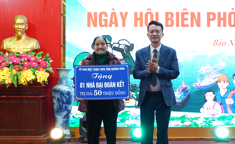 Đại diện lãnh đạo Ủy ban MTTQVN trao biển tượng trưng tặng nhà Đại đoàn kết cho một hộ dân.