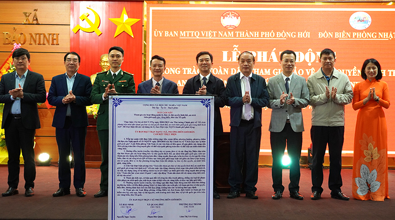Đại diện các đơn vị, địa phương ký cam kết thực hiện phong trào “Toàn dân bảo vệ chủ quyền lãnh thổ, an ninh biên giới quốc gia trong tình hình mới”.