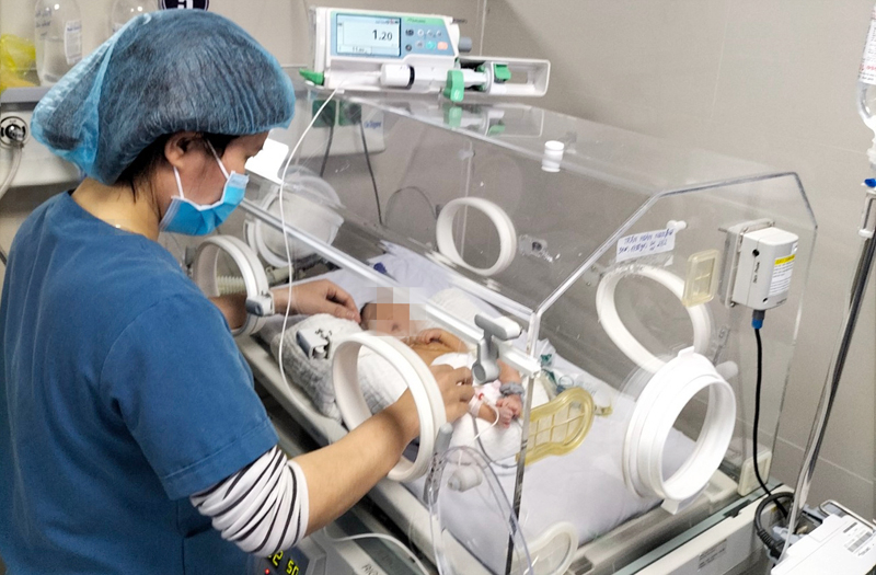 Cháu bé đang được chăm sóc đặc biệt tại đơn nguyên Hồi sức tích cực-Chống độc nhi-Sơ sinh.