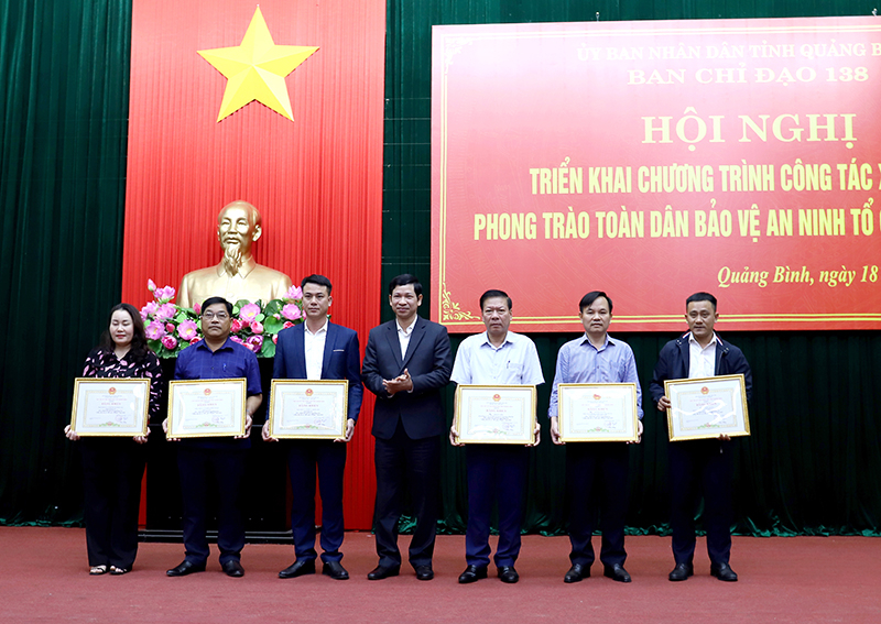 Các điển hình tiên tiến trong phong trào TDBVANTQ năm 2023 được UBND tỉnh tặng bằng khen.