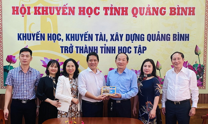 Hội Khuyến học tỉnh tặng quà lưu niệm cho đại diện Chương trình học bổng SEEDS.