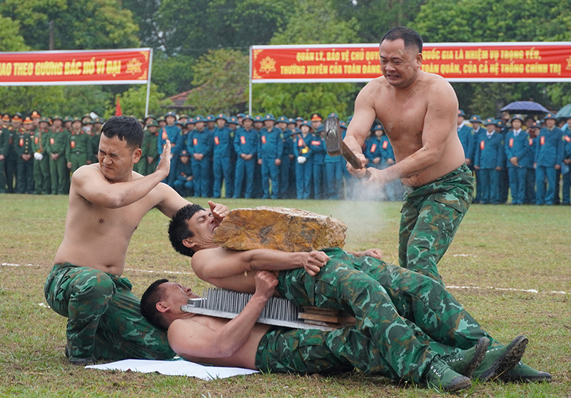 Các chiến sỹ BĐBP tỉnh  sử dụng khí công, nội công và cường công, tạo nên một khối cơ thể  