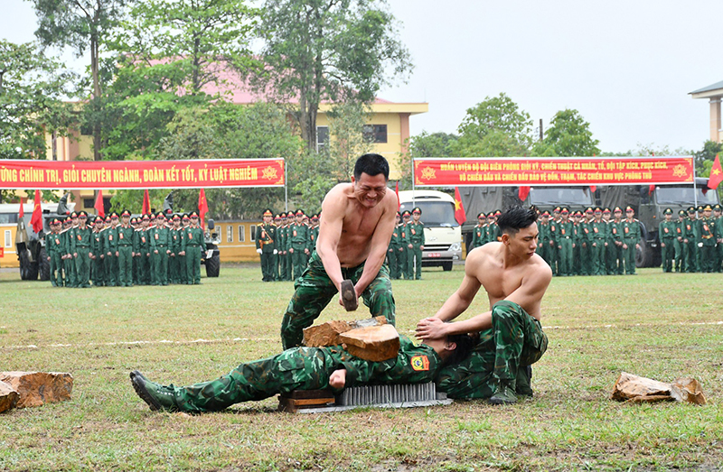 Nữ chiến sỹ BĐBP tỉnh cũng không thua kém đồng đội nam, vận khí công, nằm trên bàn chông để đồng đội dùng búa tạ đập vỡ tảng đá trên người.