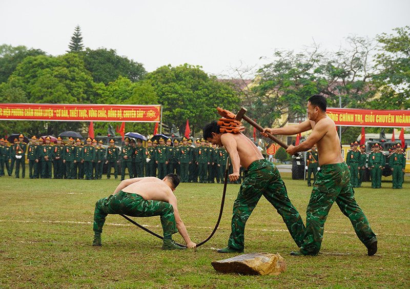 Chiến sỹ BĐBP tỉnh  vận khí công chống giáo vào yết hầu làm cong ngọn giáo, đồng thời để đồng đội đập vỡ chồng ngói trên vai.