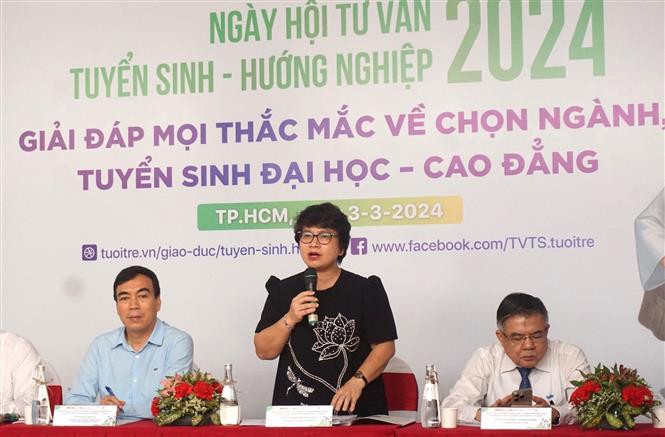 PGS.TS Nguyễn Thu Thủy, Vụ trưởng Vụ Giáo dục đại học, Bộ GD&ĐT tư vấn tại Ngày hội tuyển sinh. Ảnh: Thu Hoài/TTXVN