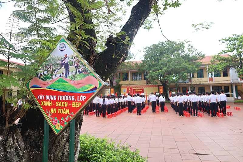 Trường THCS Lộc Thủy (Lệ Thủy) gắn việc học tập và làm theo Bác với phong trào xây dựng trường, lớp xanh-sạch-đẹp-an toàn.  