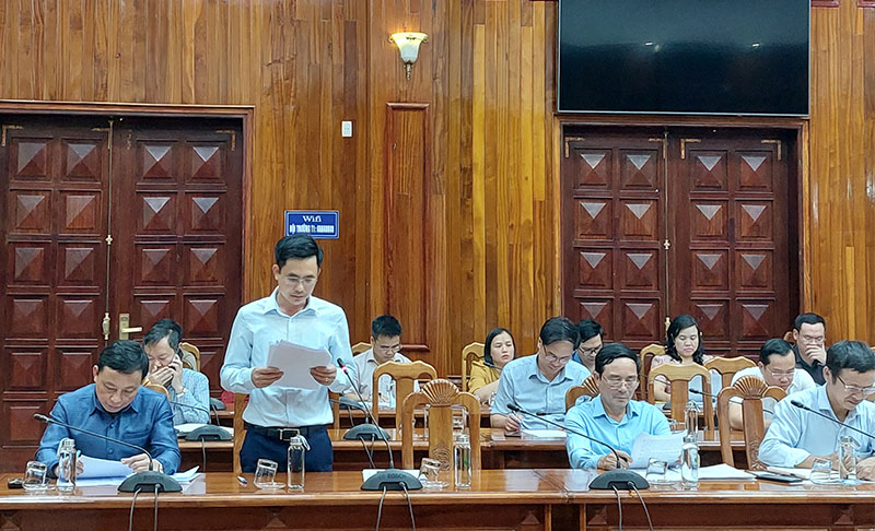 Đại diện Chi cục Phát triển nông thôn báo cáo hồ sơ, mức độ đạt các tiêu chí của các xã