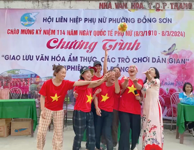 Chương trình giao lưu văn hóa ẩm thực, các trò chơi dân gian và phiên chợ 0 đồng do Hội LHPN phường Đồng Sơn tổ chức.