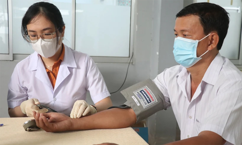 Bác sĩ thăm khám, tư vấn sức khỏe cho người dân. (Ảnh: Chương Đài/TTXVN) 