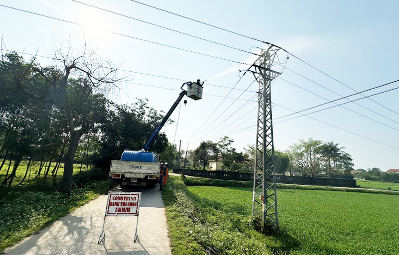 Công nhân Điện lực Lệ Thủy thực hiện công tác vệ sinh hotline.