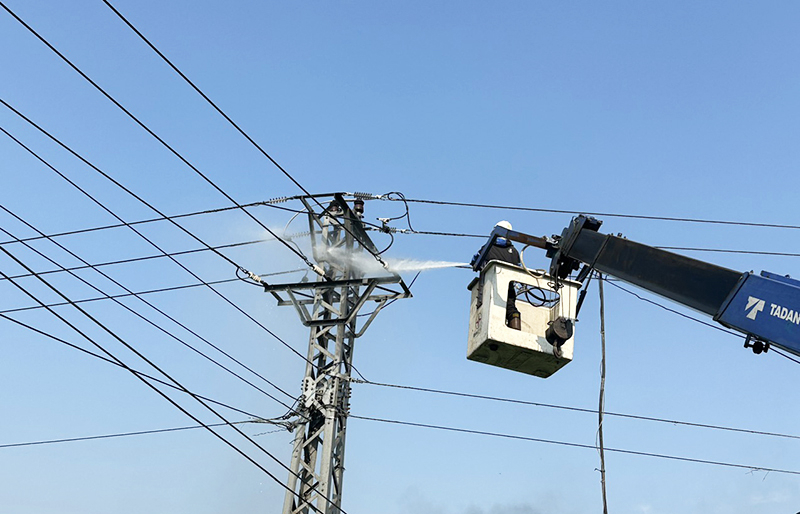 Vệ sinh thiết bị cách điện hotline là giải pháp công nghệ, thực hiện công tác trực tiếp trên lưới đang mang điện mà không phải cắt điện